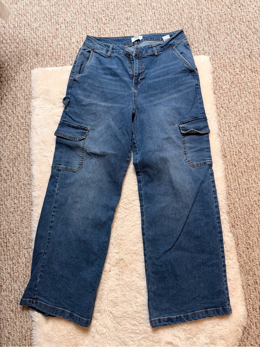 Relaxed-Fit Women's Cargo Jeans in Dark Blue